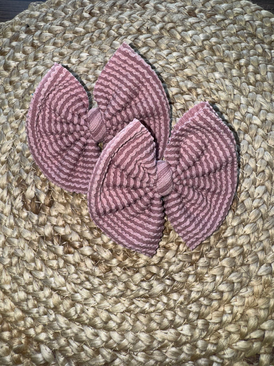 Plum waved bow