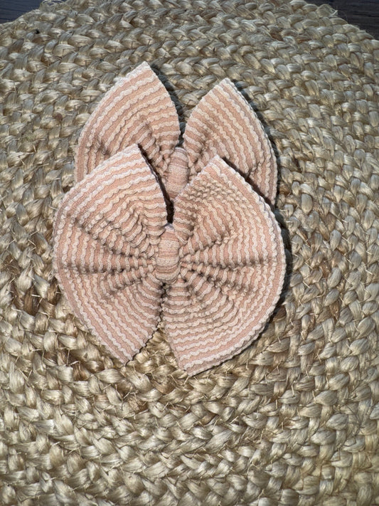 Khaki waved bow