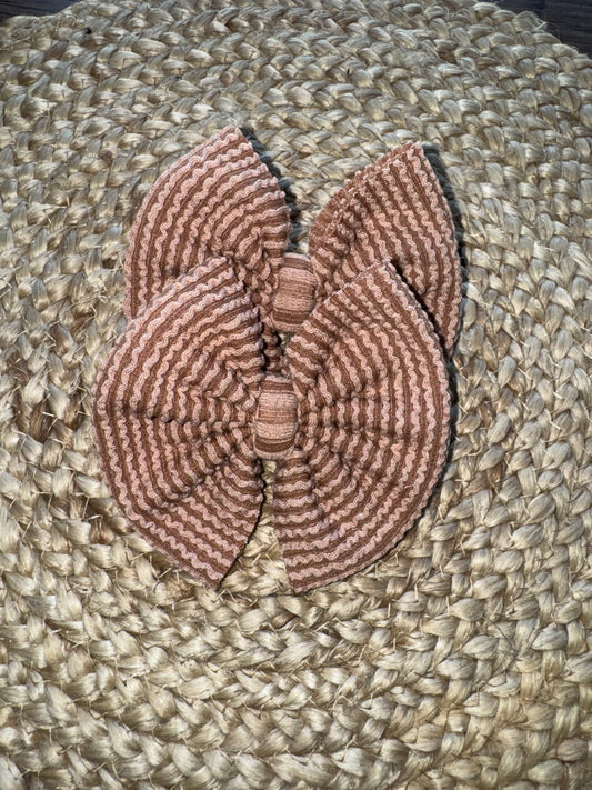 Mocha waved bow