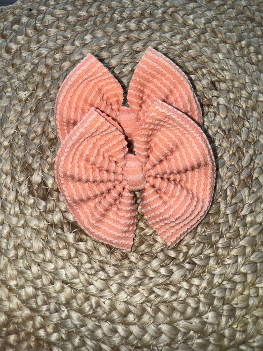 Peach waved bow
