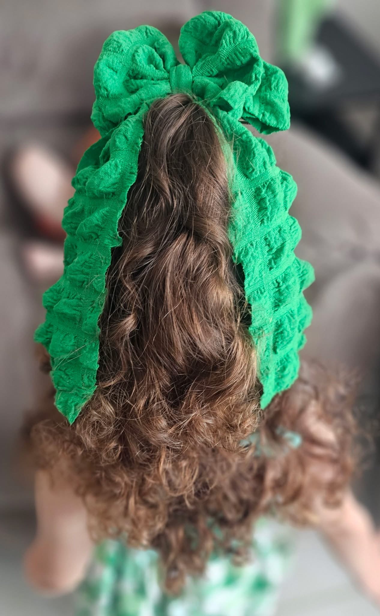 Kelly green popcorn bow
