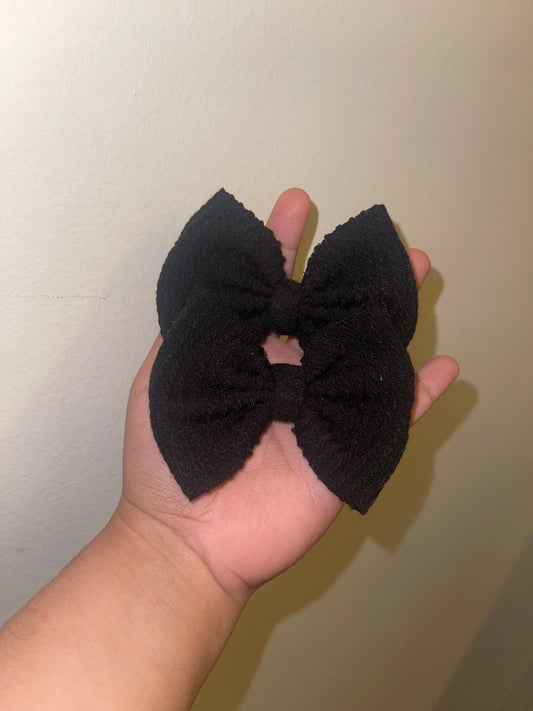 Black waved bow