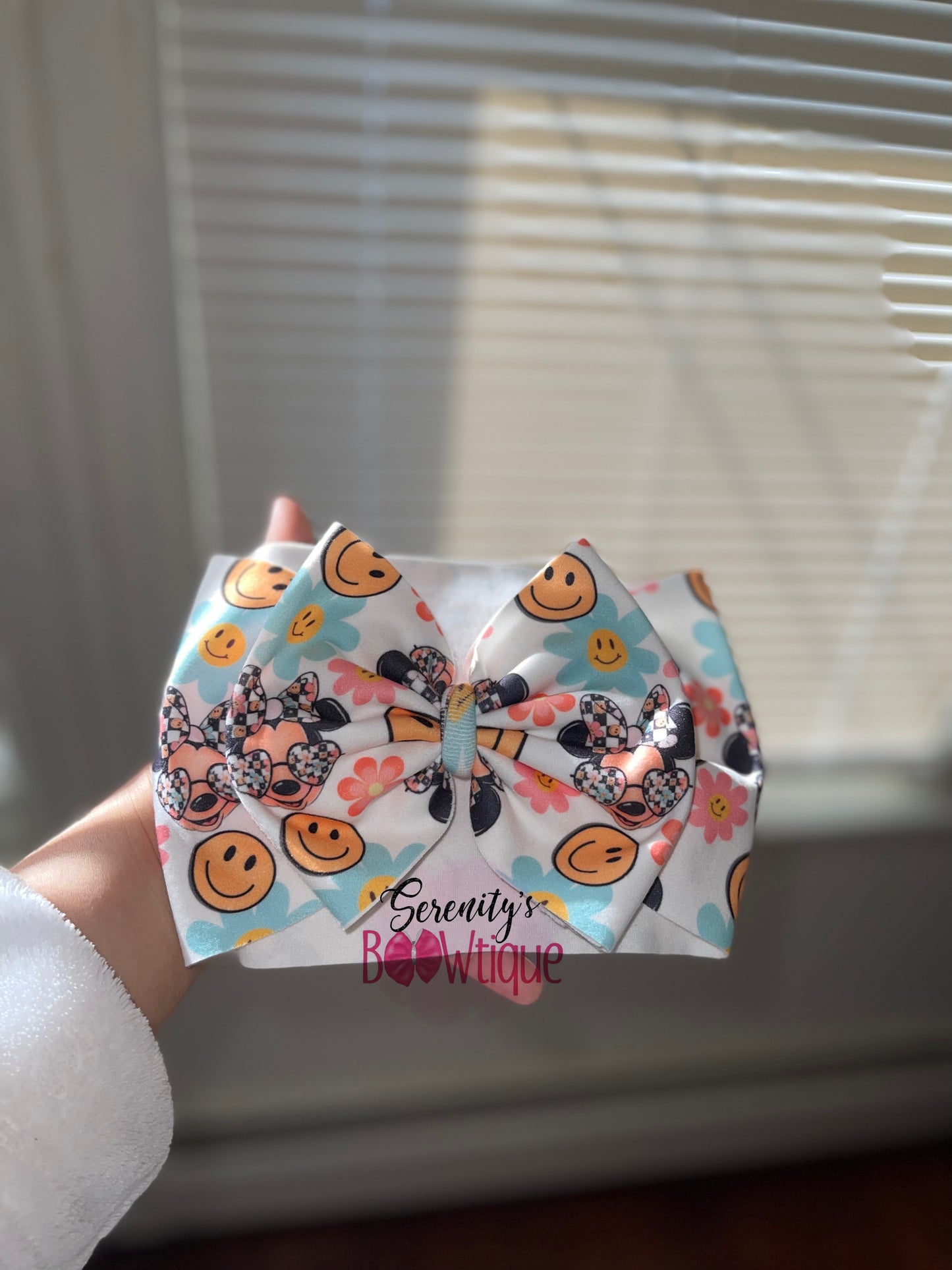 Groovy mouse bow