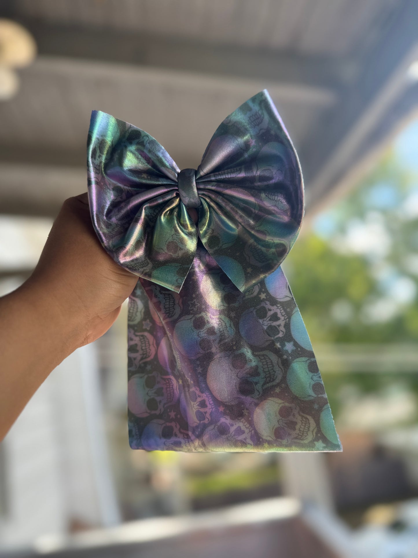 Holographic skulls bow