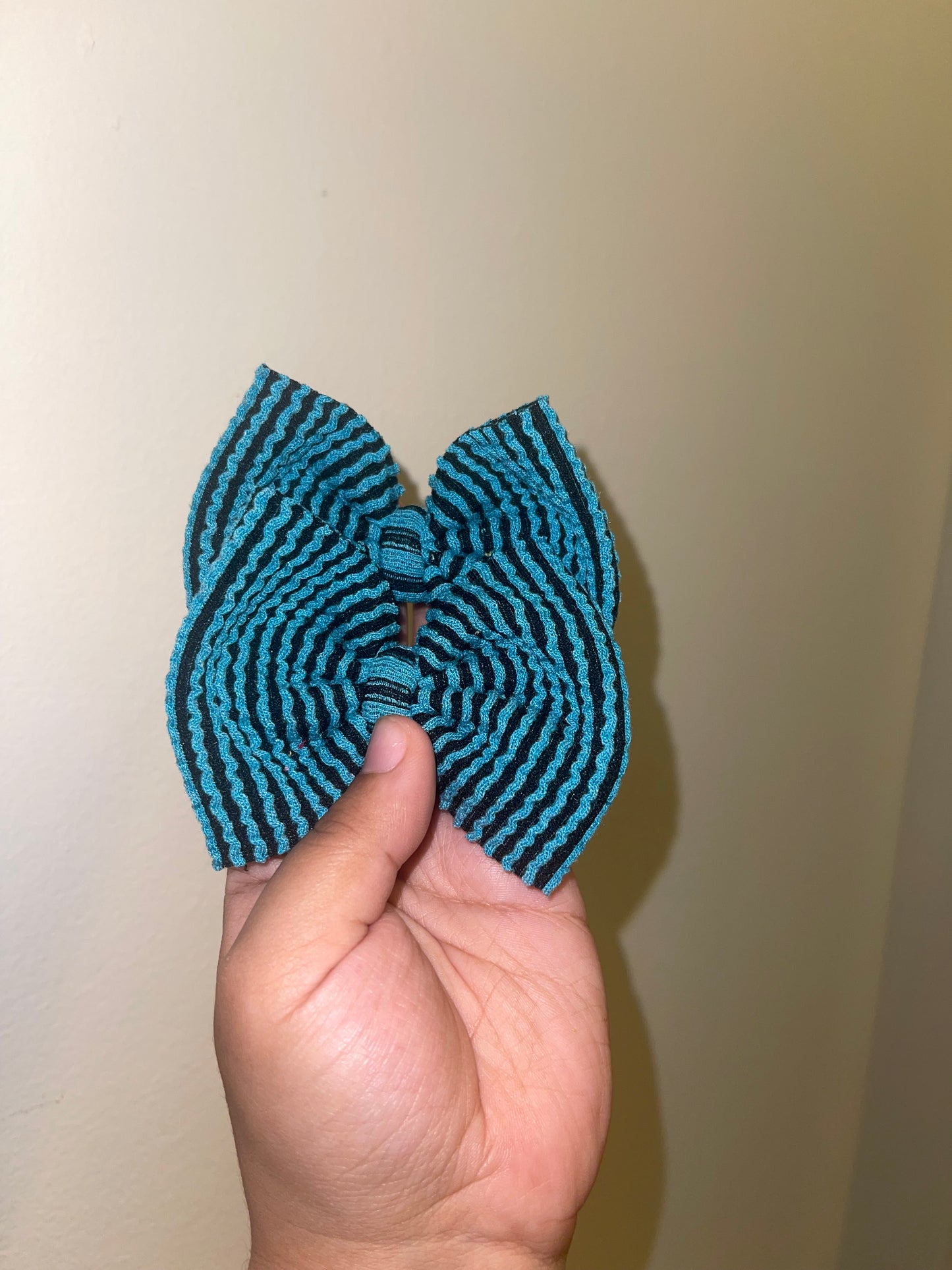 Two toned verdigris waved bow