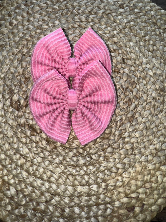 Pink waved bow