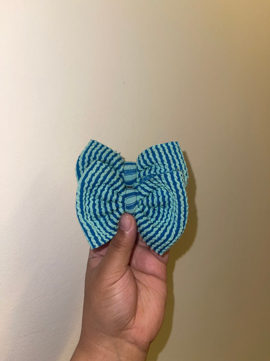 Two toned turquoise waved bow