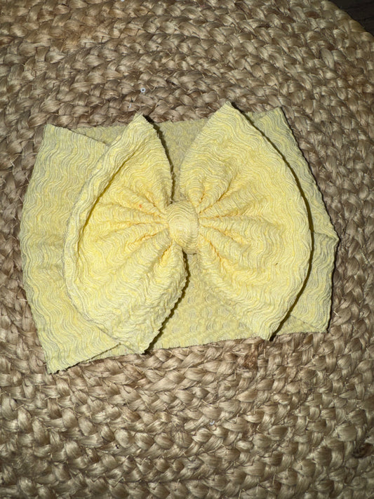 Pale yellow WAVEY bow