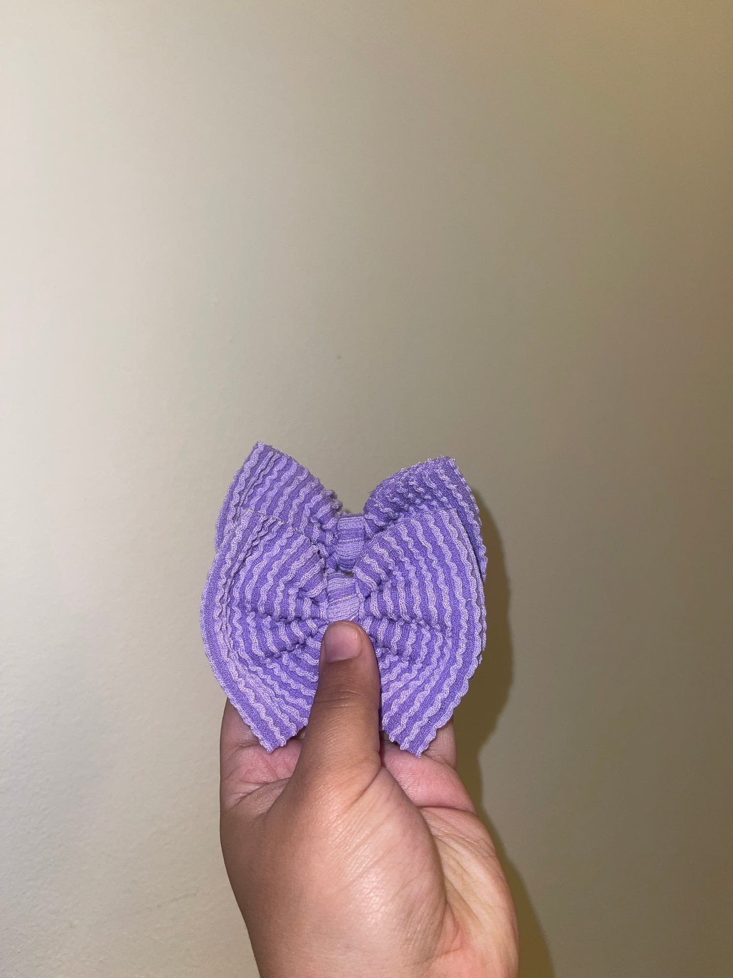 Light purple waved bow