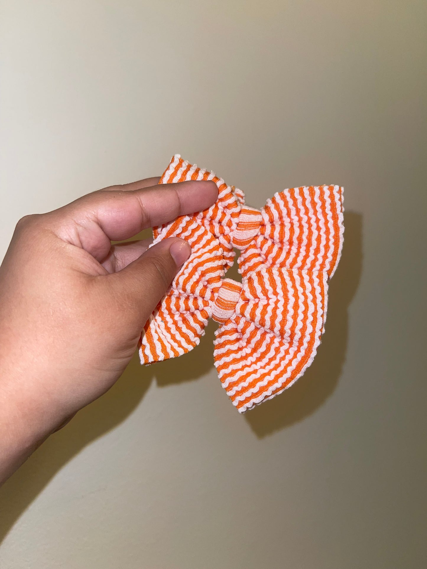 Two toned Sunkist waved bow